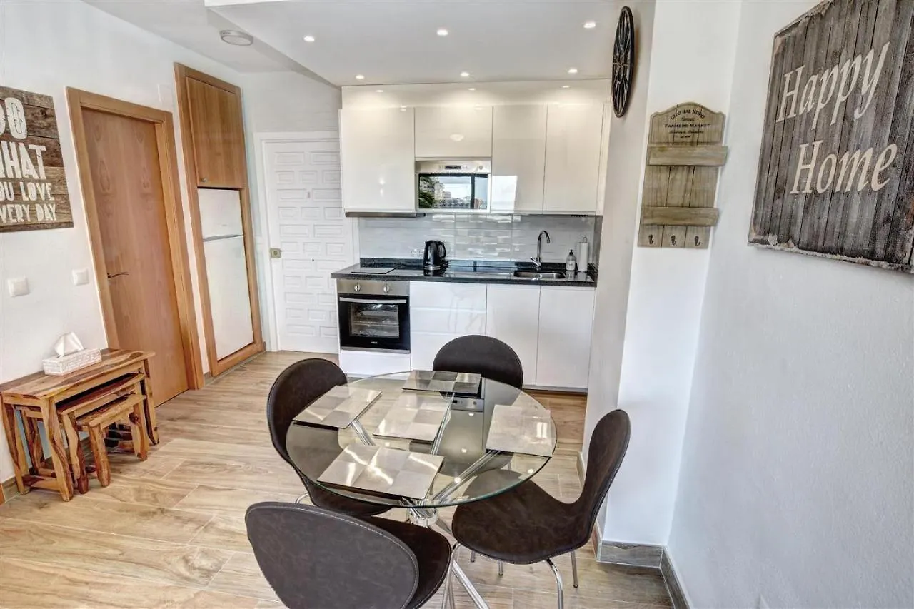 Benal Beach, Luxury Sea & Mountain View Beachside 1 Bedroom Apartment Benalmadena