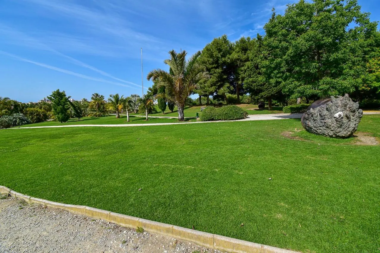 Benal Beach, Luxury Sea & Mountain View Beachside 1 Bedroom Apartment Benalmadena