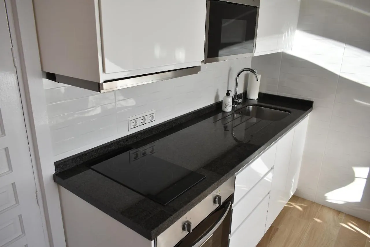 Benal Beach, Luxury Sea & Mountain View Beachside 1 Bedroom Apartment Benalmadena